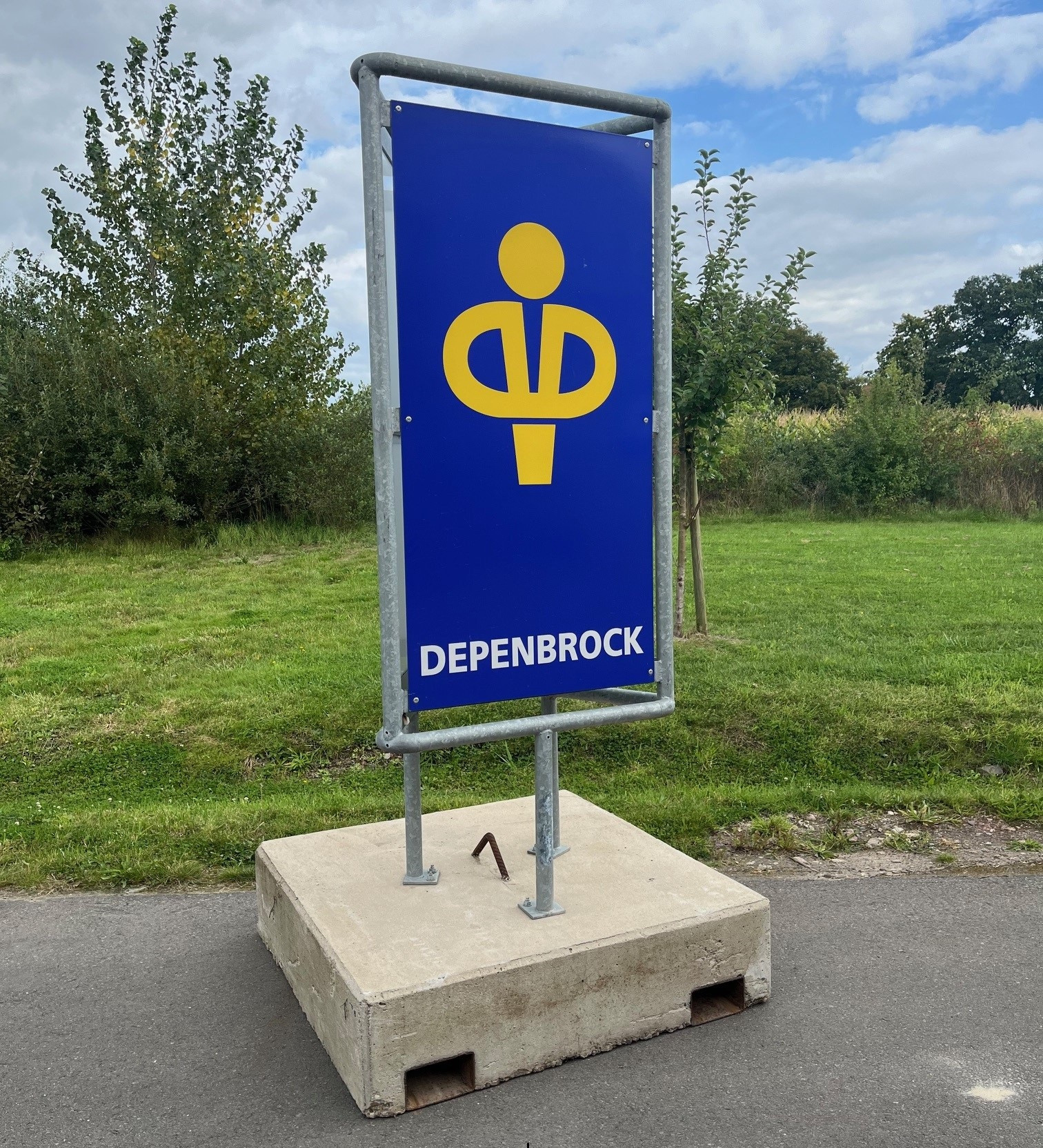 Werbeschild auf Fundament 3-seitig "DEPENBROCK"