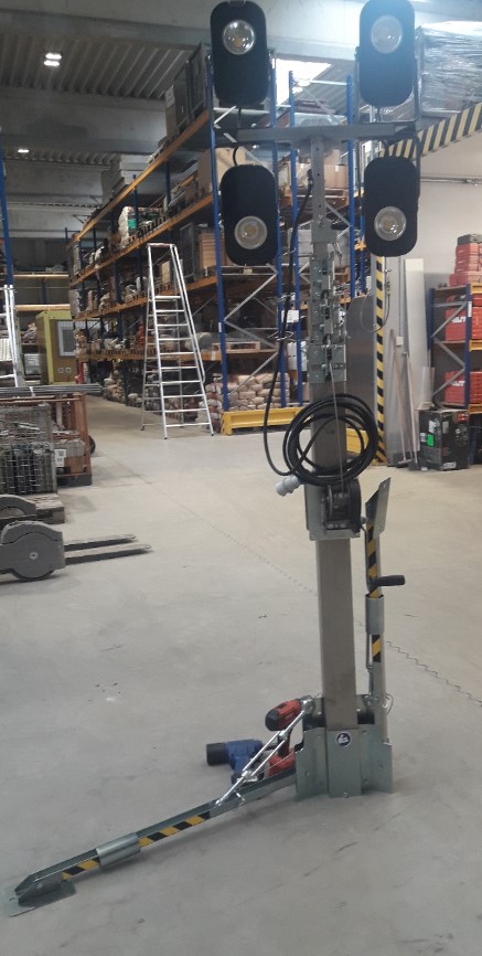 Lichtmast 5,5m LED 4 x 65W